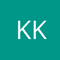 Kornél splits Kovács